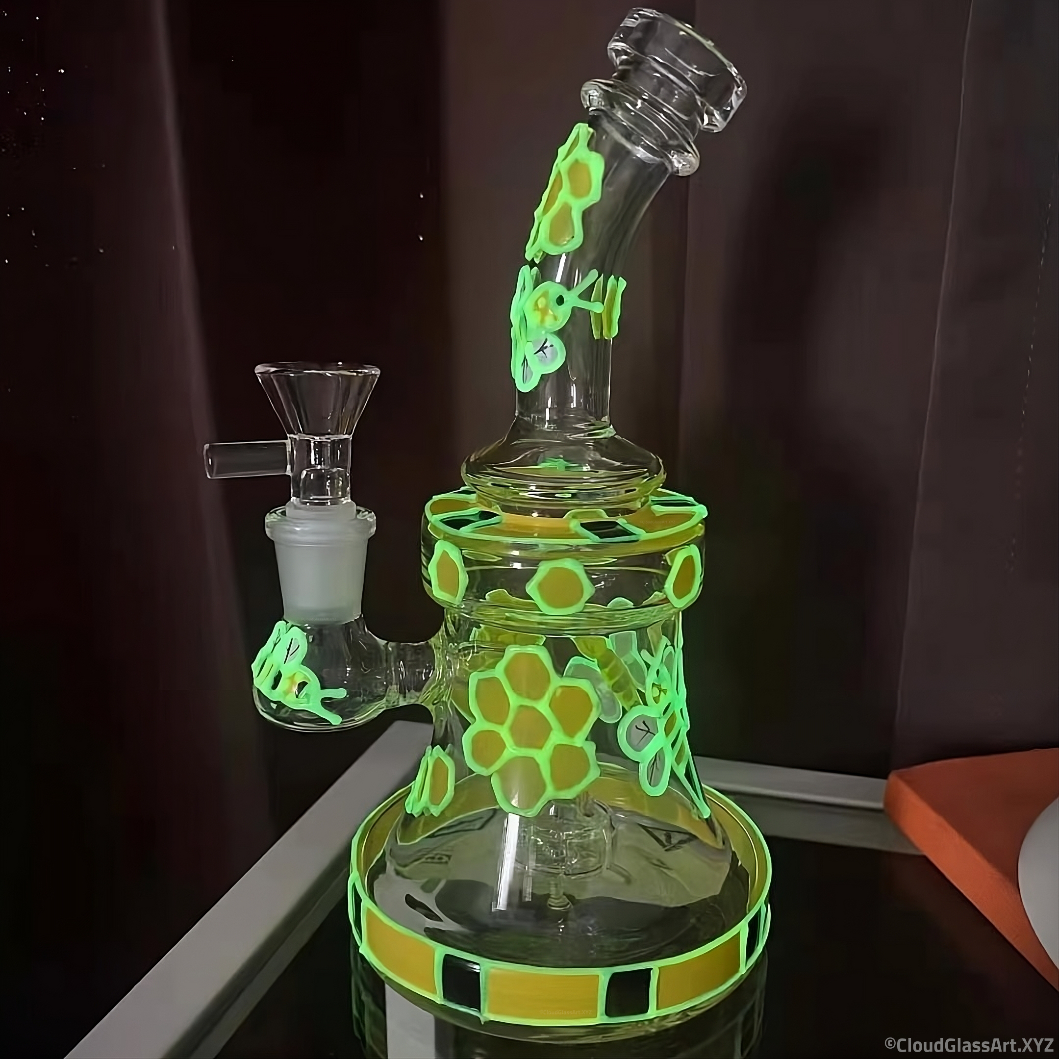 Luminous Bee Glass Water Pipe ©CloudGlassArt