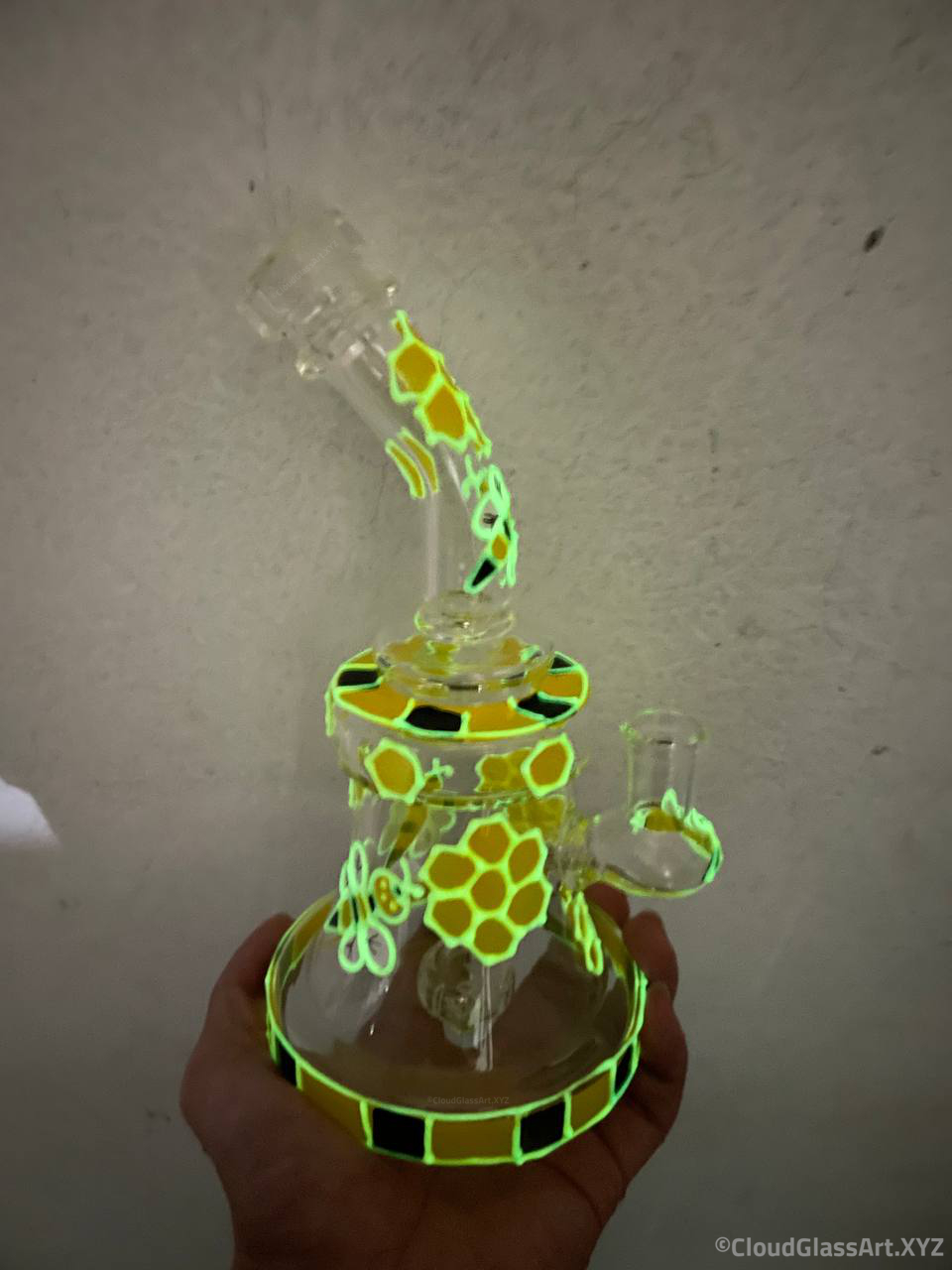 Luminous Bee Glass Water Pipe ©CloudGlassArt