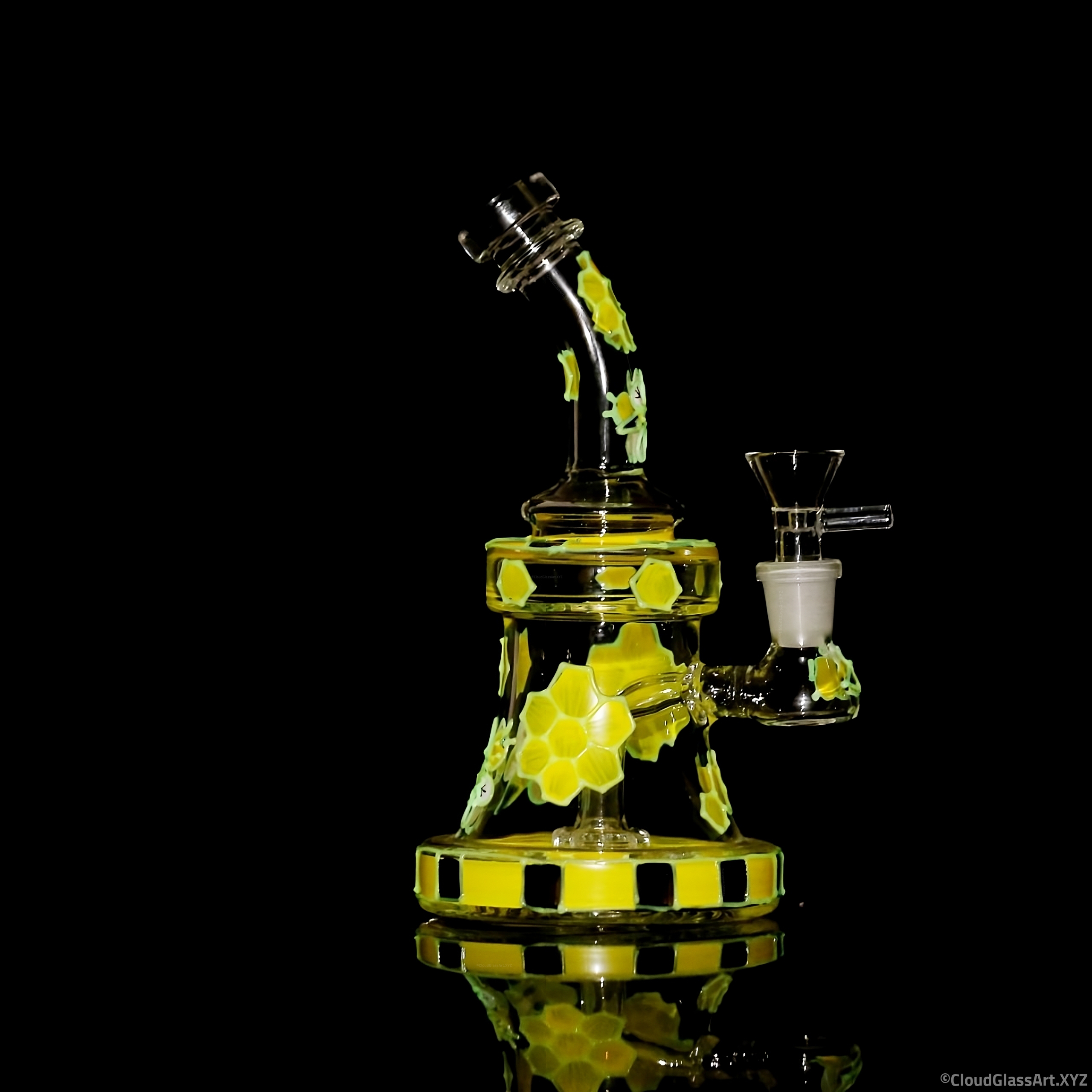 Luminous Bee Glass Water Pipe ©CloudGlassArt